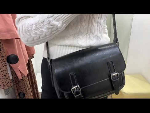 ❤️ Offentlig onani av ungtispe FeralBerry med en dildo i prøverommet Porno ved no.bsglass.ru ❤